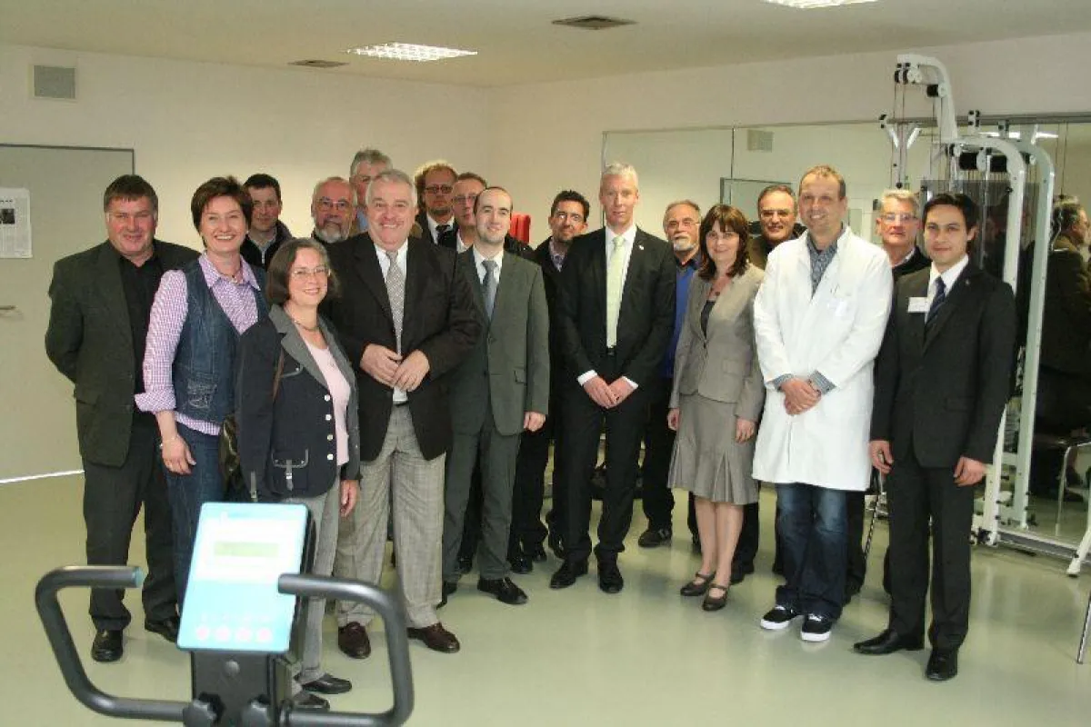 Beim Rundgang durch die Therapieräume erläuterte Chefarzt Dr. Heinz L. Unger (im weißen Kittel) Mechthild Heil MdB (links neben ihm) und Guido Ernst MdL (4. von links) und den Mitgliedern der CDU-Broh