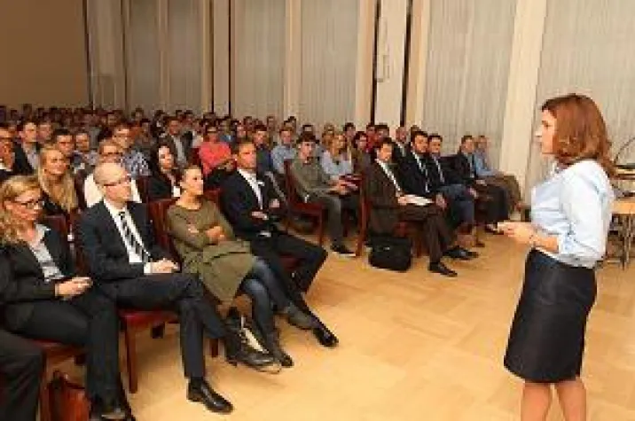 Bild: Die FOM Hochschule in Bremen startet mit 180 Studienbeginnern ins neue Semester