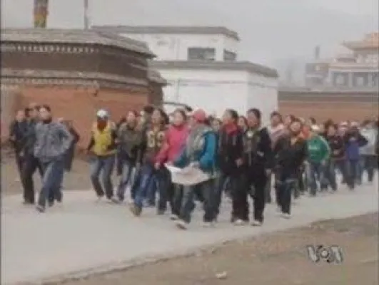 Bild: Zwei Schülerinnen der Tibetischen Mittelschule von Kanlho von der Schule verwiesen
