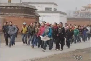 Bild: Zwei Schülerinnen der Tibetischen Mittelschule von Kanlho von der Schule verwiesen