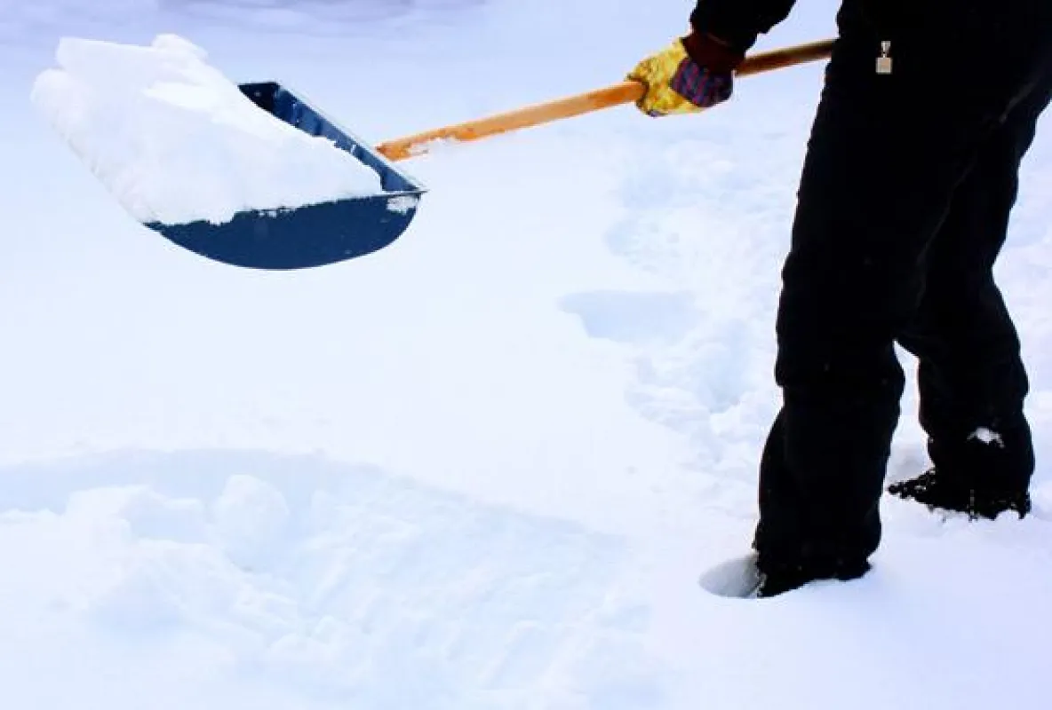 Des einen Winterfreude ist des anderen Winterleid, wenn die Gehwege von Schnee, Eis und Laub geräumt werden müssen.