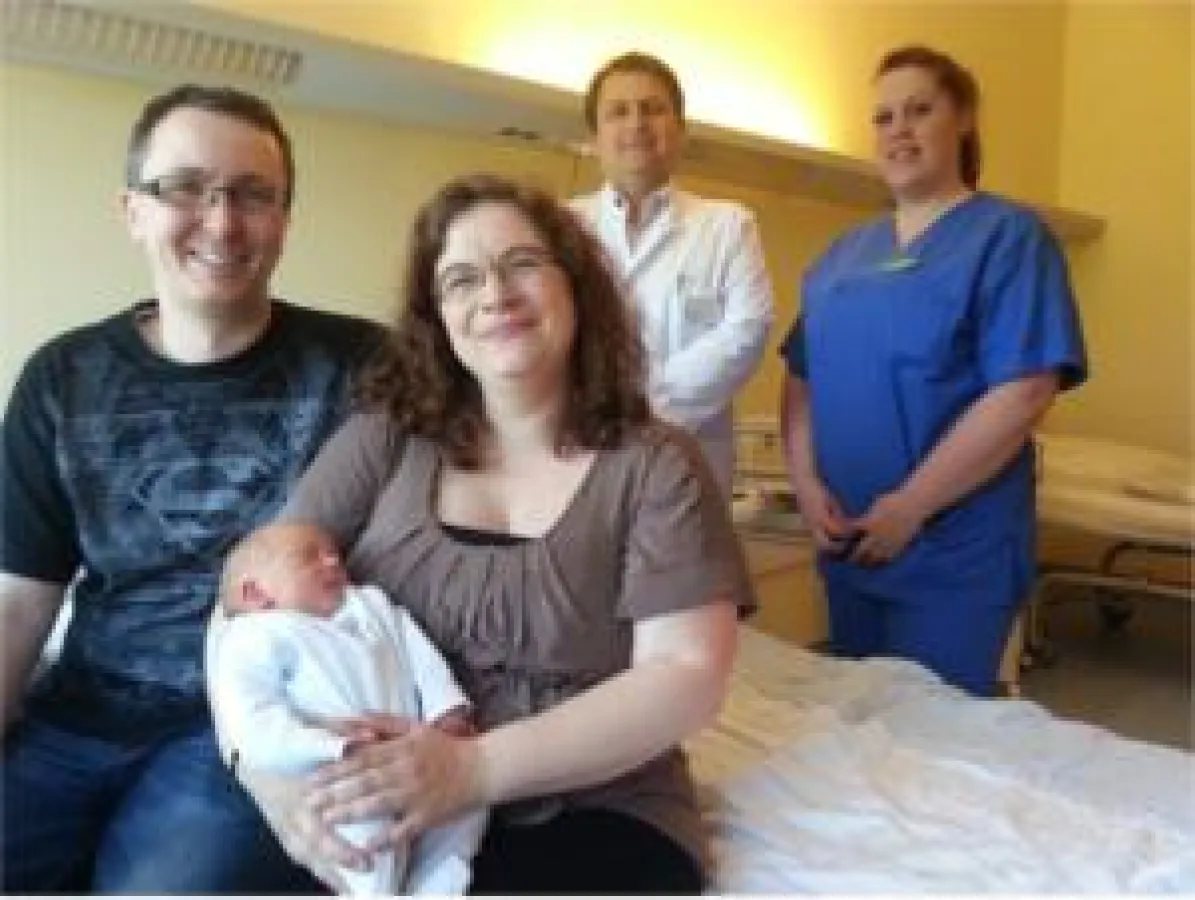 Matthias und Sandra Tiltmann, Sohn Jannes und Dr. Ioannis Tsiitlakidis sowie Hebamme Jasmin Wüster.