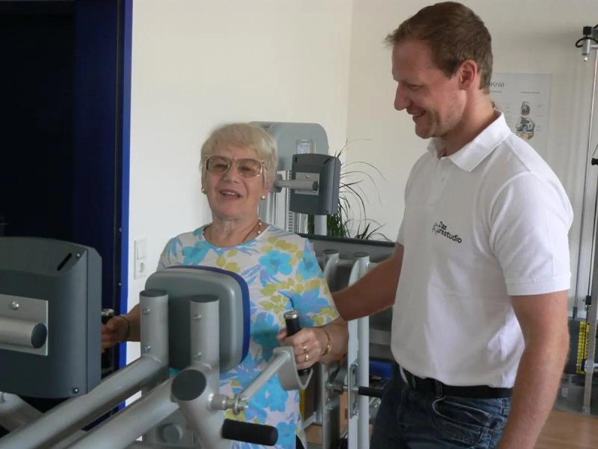 Markus Mann bei der Einweisung in ein neues Trainingsgerät