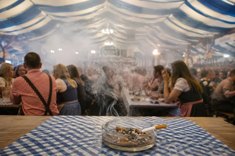 Bild: Verfassungsbeschwerde gegen Festzelt-Ausnahme in Baden-Württemberg