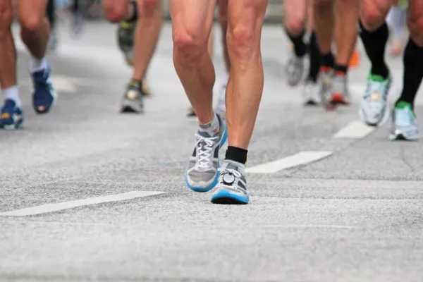 Bild: Lieber Smartphone als Fußball – Medienkonsum dominiert das Freizeitverhalten bei Jugendlichen