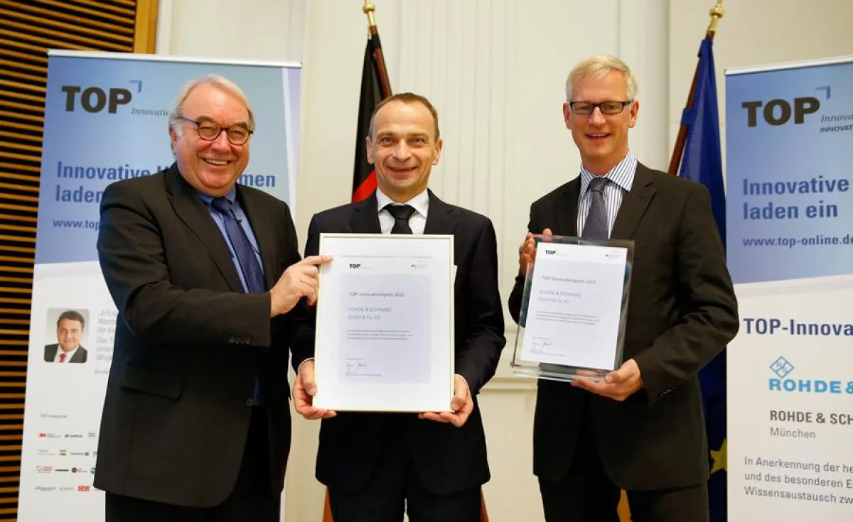 Die Preisverleihung durch Staatssekretär Uwe Beckmeyer in Berlin.
