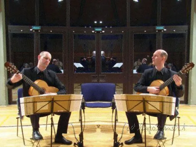 Bild: Gitarre zaubert Serenaden-Stimmung