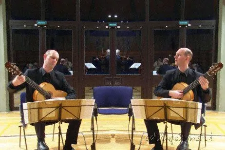 Gitarre zaubert Serenaden-Stimmung Bild: Gitarre zaubert Serenaden-Stimmung