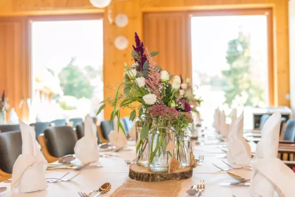 Ohne Kehraus, Sperrstunde und unliebsame Erscheinungen: Feiern im Veranstaltungsstadl der GutsAlm Harlachberg Bild: Ohne Kehraus, Sperrstunde und unliebsame Erscheinungen: Feiern im Veranstaltungsstadl der GutsAlm Harlachberg