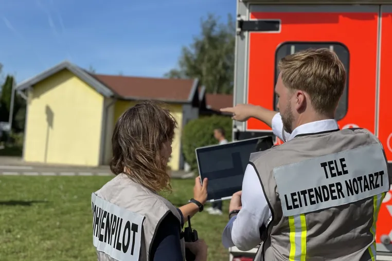 Bild: Der Telenotarzt unterstützt schwierige Einsatzlagen per Drohne