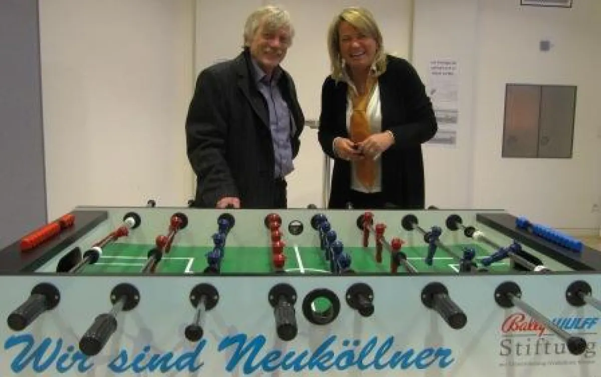 Bernhard Eber von BALLY WULFF und Christina Bosch, Organisatorin des Fußballturniers