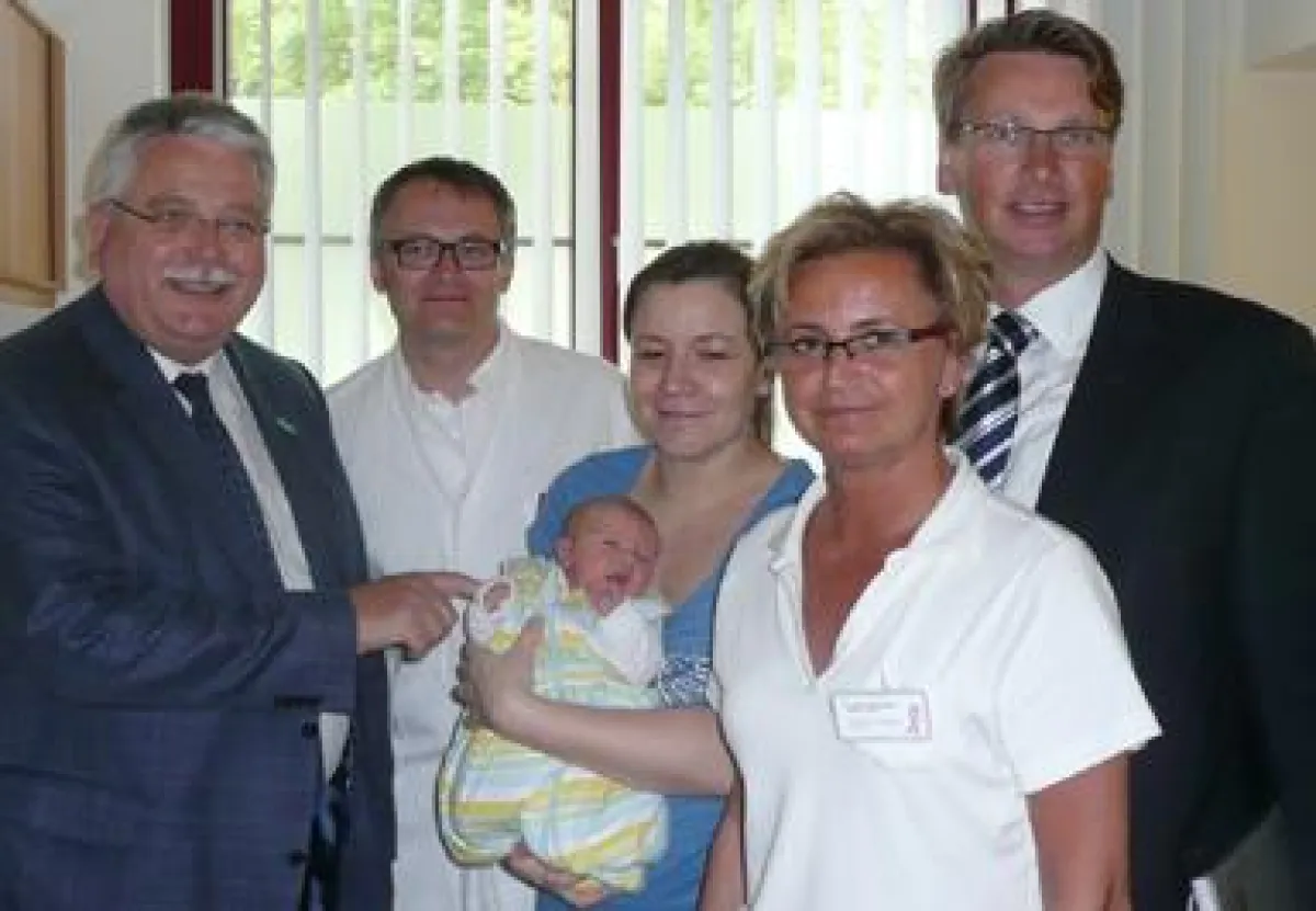 v.l. G. Scheib (Vorsitzender Verein der Freunde und Förderer des St. Josefs Krankenhauses Hilden), K. Kuboth (Leitender Oberarzt Allg. Gynäkologie und Geburtshilfe), Paul mit seiner Mutter, Hebamme Jo