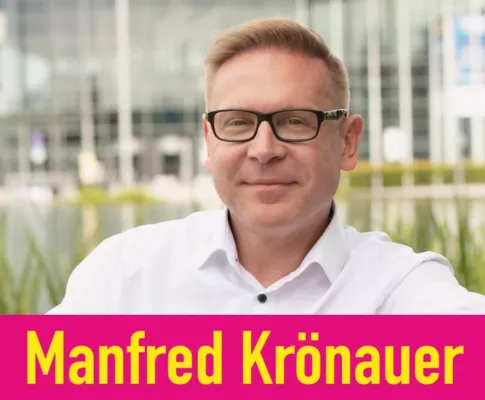 Bild: Manfred Krönauer stellt seinen Flyer vor