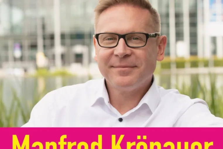 Bild: Manfred Krönauer stellt seinen Flyer vor