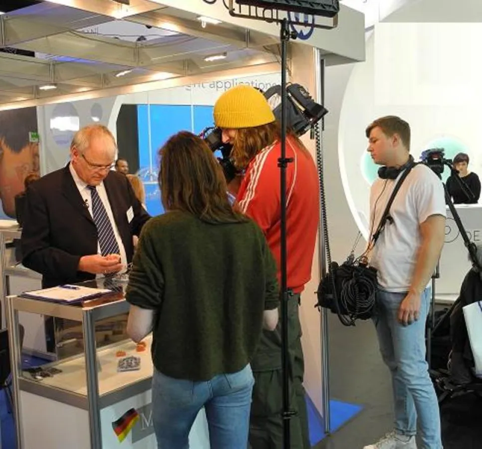 li. Senator h.c. Gerhard R. Daiger, re. Filmteam für RTL, SAT1, VOX u.a./Foto: Dr. Walser Dental