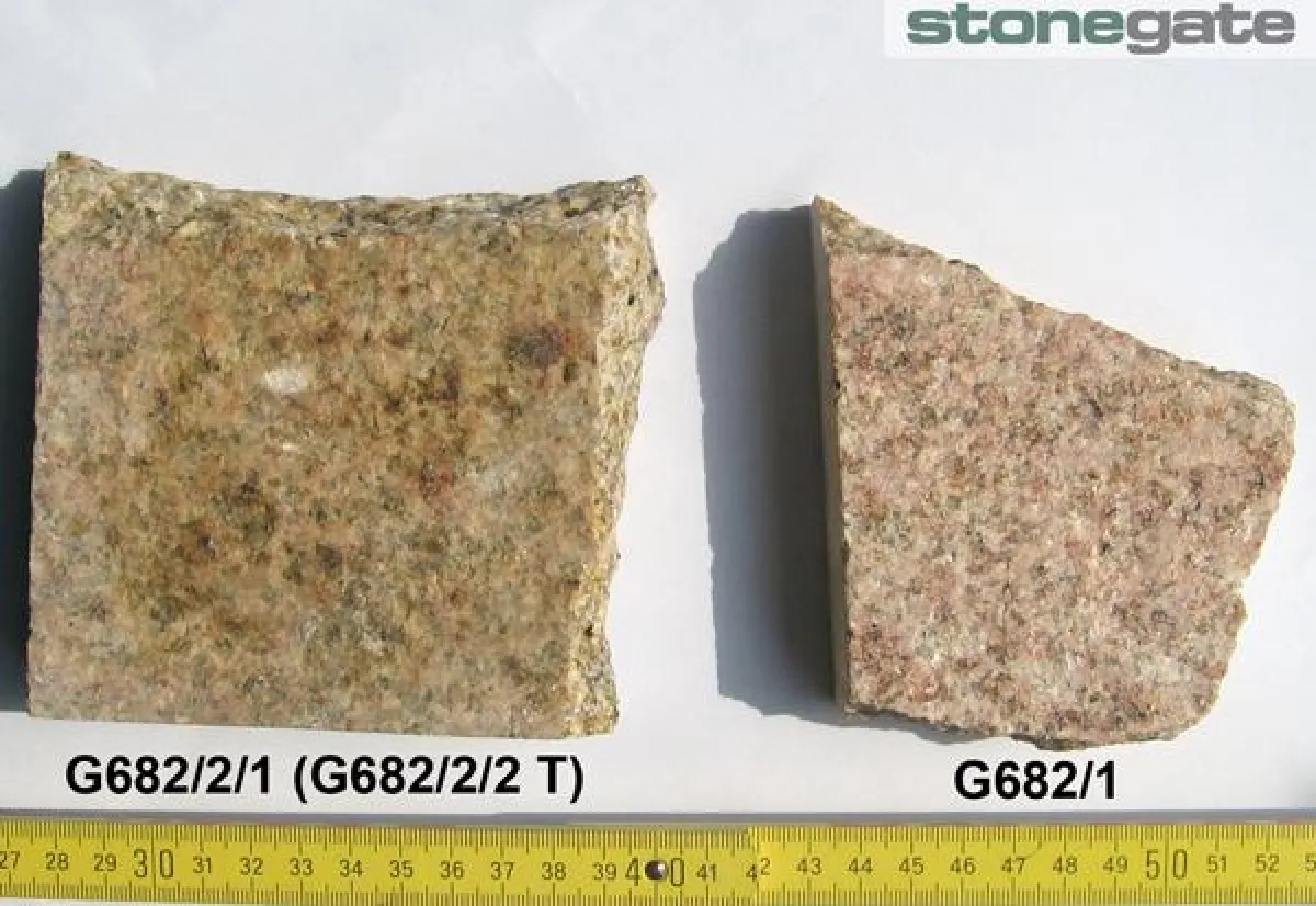 Beide Oberflächen des chinesischen Granits G682. Links: mit Verfärbungen - rechts: neuer, unbenutzter G682.