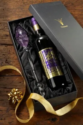 Der Bioweinbauer Augusto Zuffa nutzt VitaJuwel Edelsteine zur Weinveredelung Bild: Der Bioweinbauer Augusto Zuffa nutzt VitaJuwel Edelsteine zur Weinveredelung