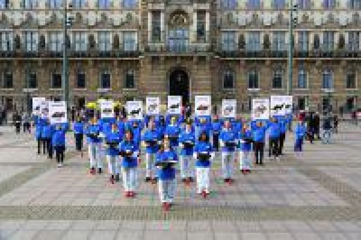 HAU(P)TSACHE KEIN PELZ! Aufsehenerregende Aktion vor dem Hamburger Rathaus - Tierrechtler hielten tote