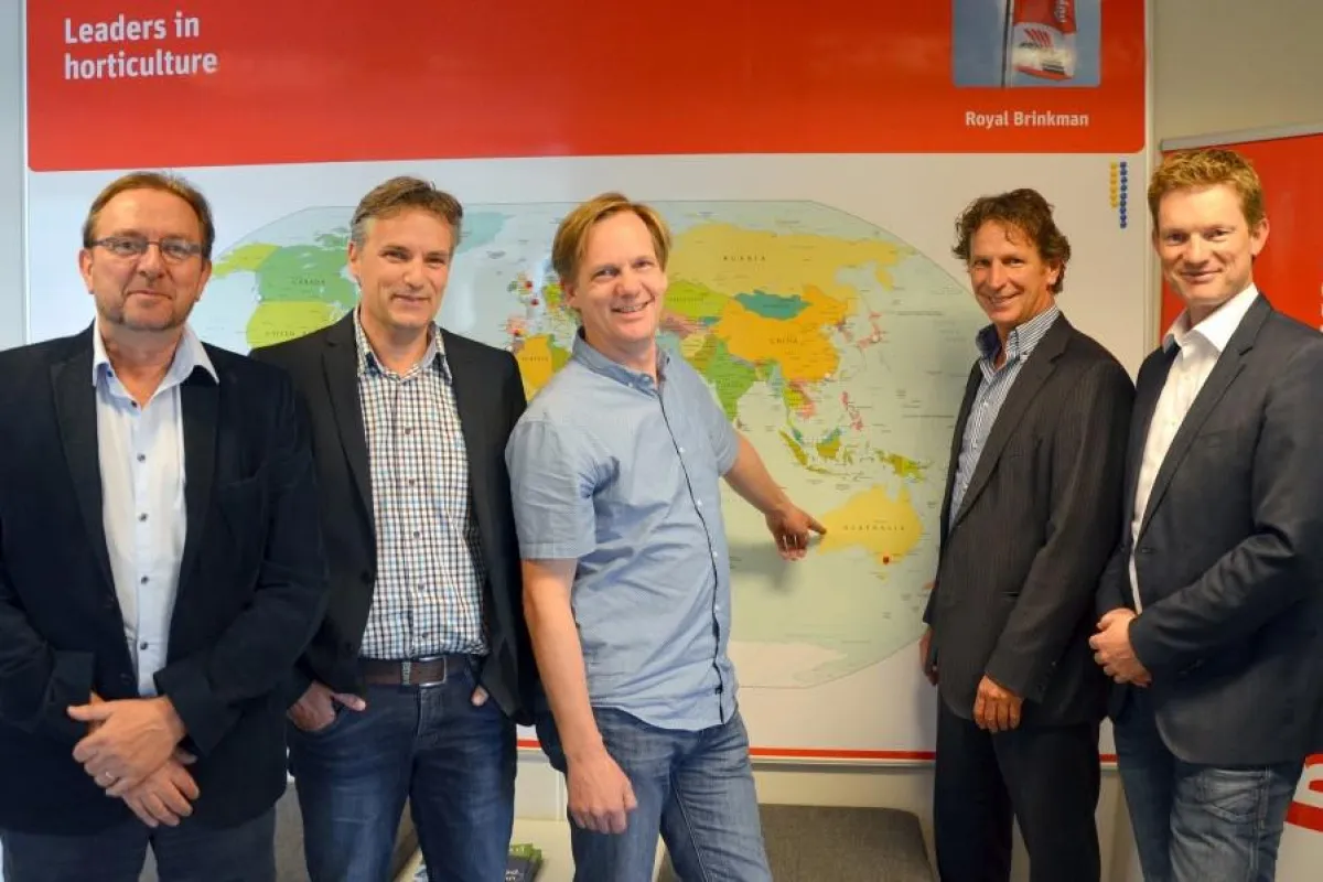 Allgemeiner Direktor von Royal Brinkman Australien, Job Roskam (3. von links), zeigt auf den Ort der
