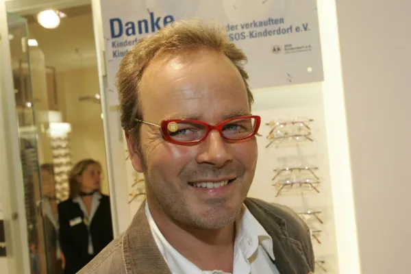 Bild: Deutschlands beliebtester Seriendarsteller Till Demtröder und Deutschlands zufriedenster Optiker Apollo-Optik luden am Weltkindertag zu Gunsten des SOS-Kinderdorf e.V. zur Danke-Aktion