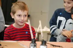 Bild: Tisch-Uhr trifft Turnschuh – wienXtra-Schulaktion rund um schlechten Geschmack