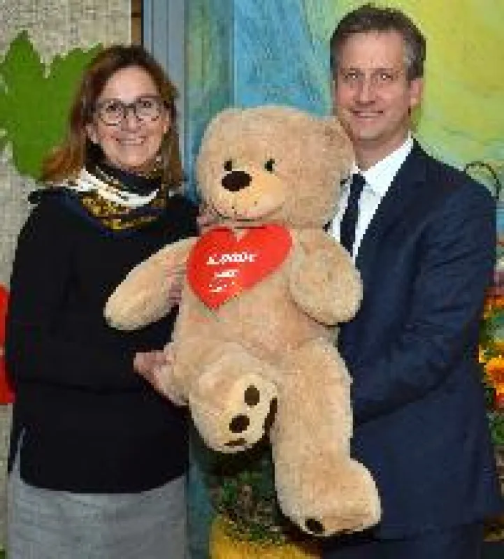 Marc Deisenhofer (r.) übergibt 5.000 Euro an Brigitte Waltl-Jensen.