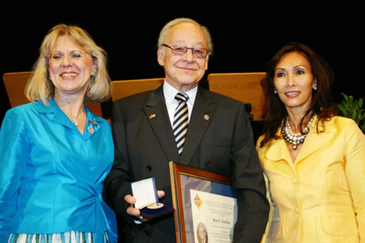 Don F. Jordan, US-Journalist wurde von den VDAC-Präsidentinnen Annette Thor (links) und Christina Trami-Kraft mit der Lucius D. Clay-Medaille ausgezeichnet