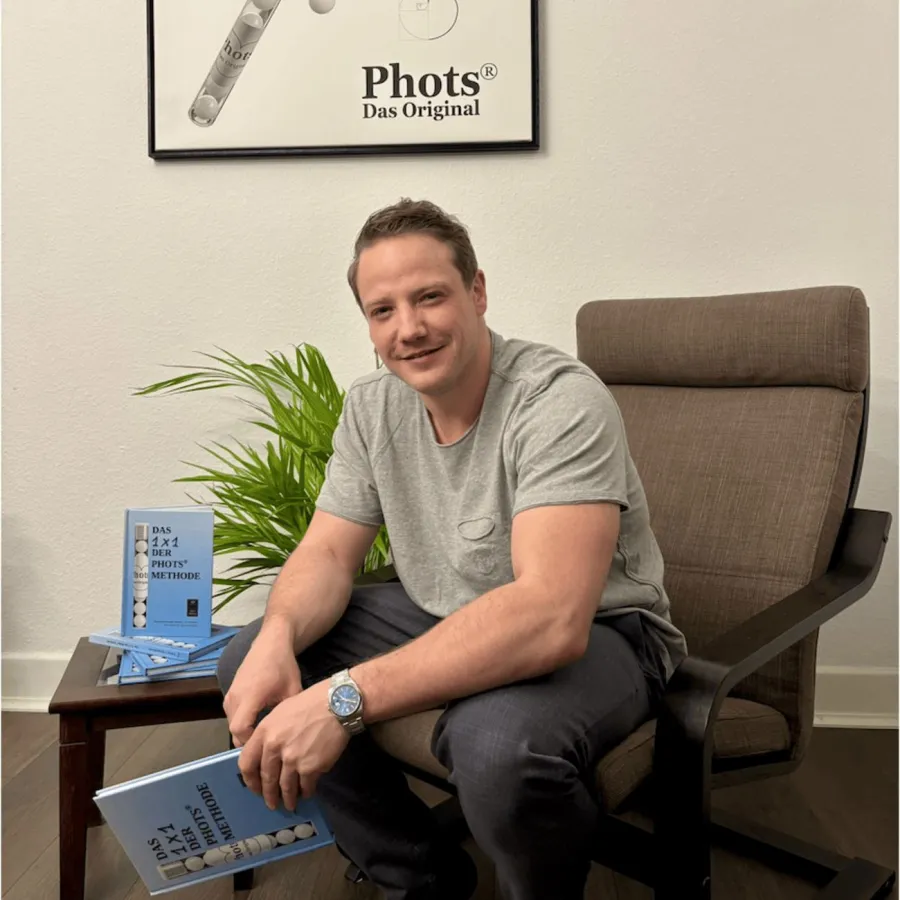 Autor Tim Luther von Phots mit seinem frisch erschienenen Werk 