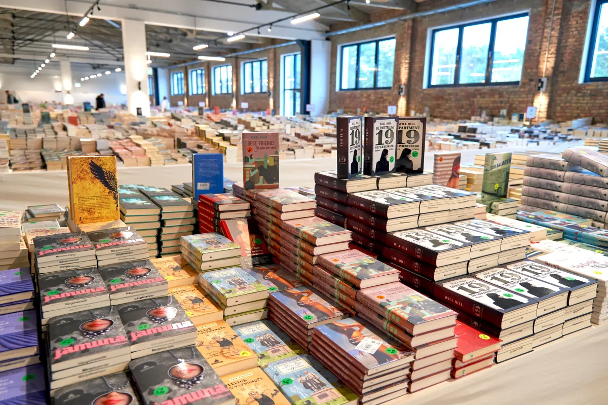 Bücher-Outlet mit über 10.000 Buchtiteln unter einem Dach: Der Bücherzirkus Prora. (© Ostseeappartements Rügen)