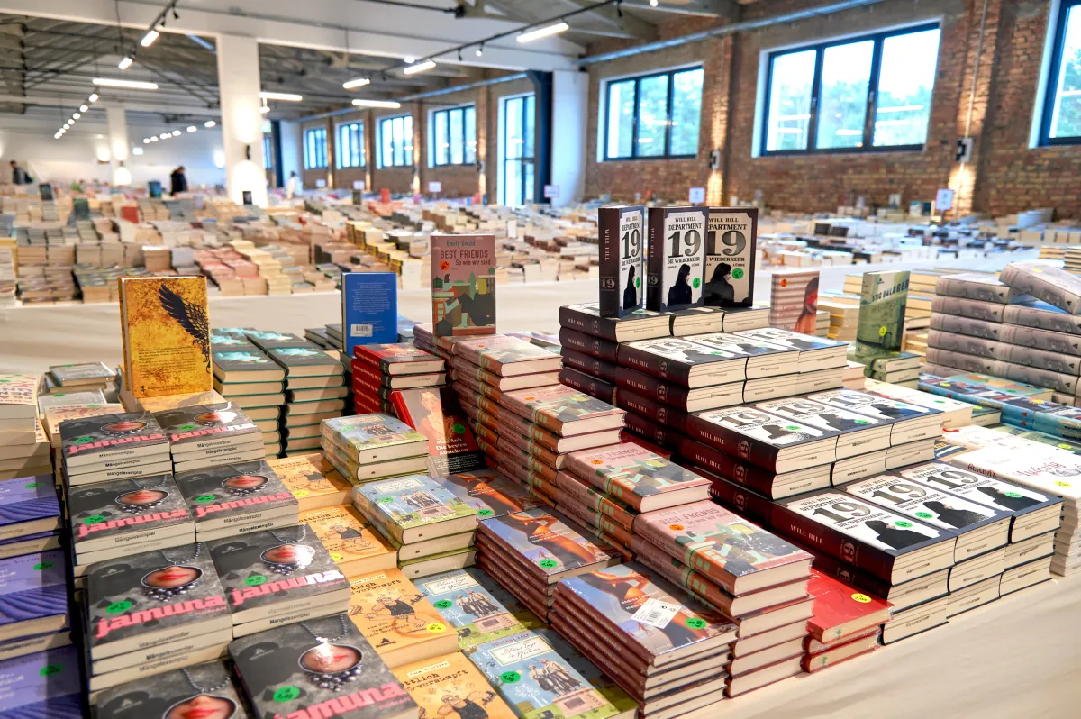 Bücher-Outlet mit über 10.000 Buchtiteln unter einem Dach: Der Bücherzirkus Prora.  (© Ostseeappartements Rügen)