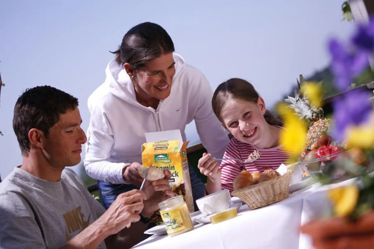 Familie Leder beim Frühstück mit SCHNEEKOPPE