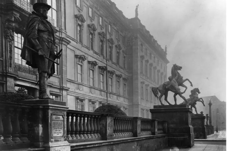 Bild: Auf dem Weg zum historischen Schloss-Umfeld: Das Standbild von Oranier-Prinz Moritz wird am 11. Juni enthüllt