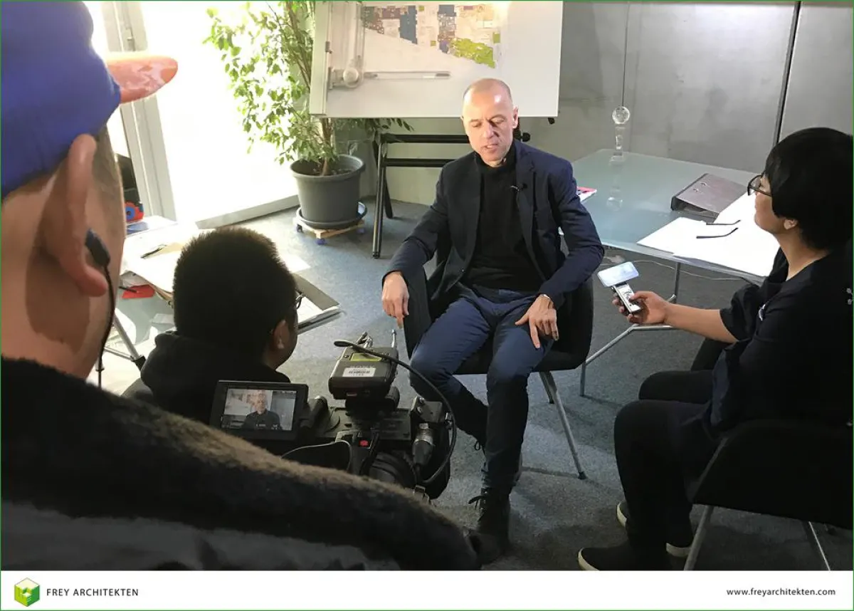 Das chinesische Fernsehen interviewt Architekt Wolfgang Frey