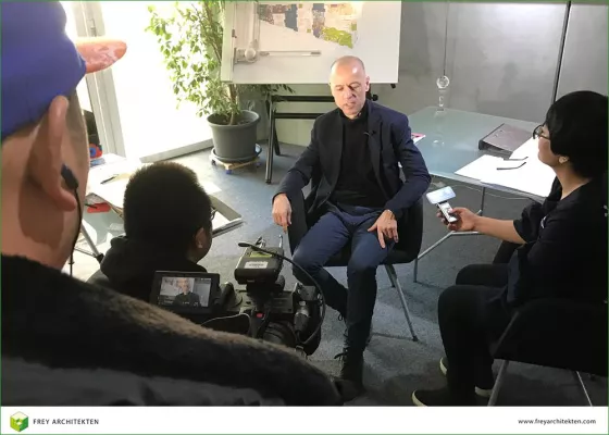 Bild: Chinesisches Fernsehteam bei Frey Architekten in Freiburg