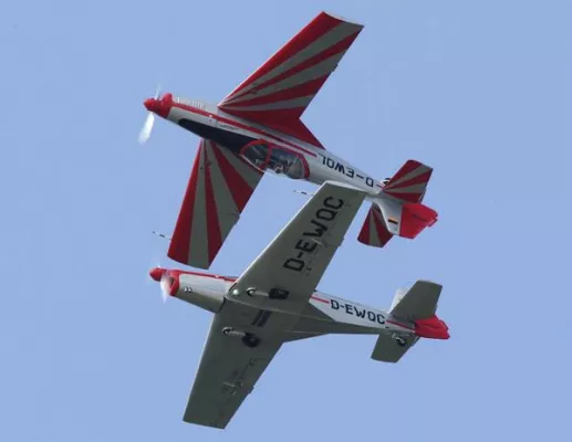 Bild: Die tollkühnen Männer in ihren fliegenden Kisten