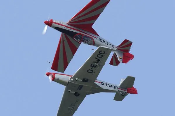 Bild: Die tollkühnen Männer in ihren fliegenden Kisten