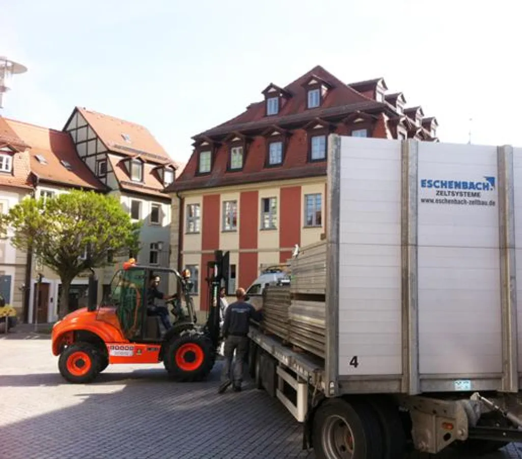 Dank seiner Wendigkeit konn der Ausa-Stapler auf dem Platz einwandfrei rangieren und den Lkw zügig e