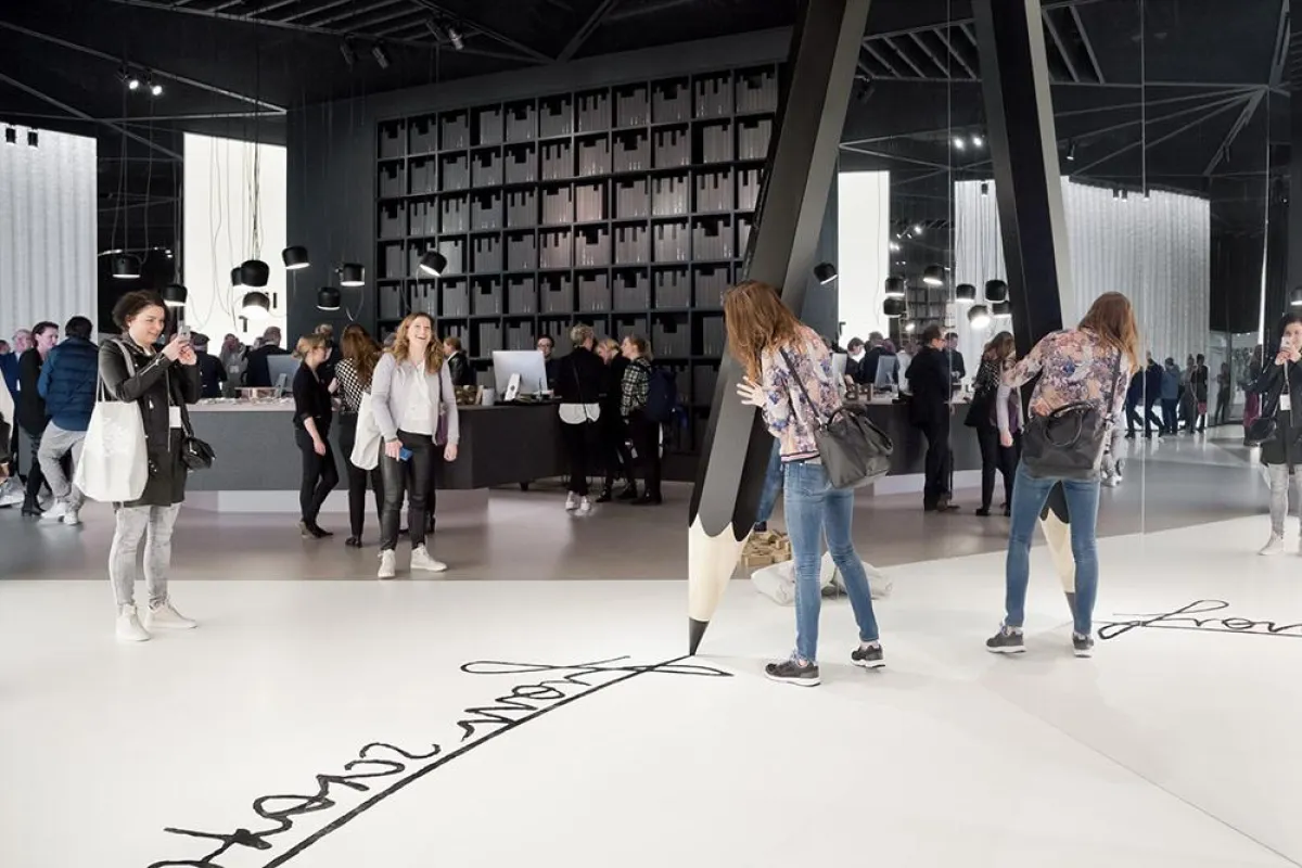 Visitors as part of the spatial production: The line drawn only makes sense in the reflection.