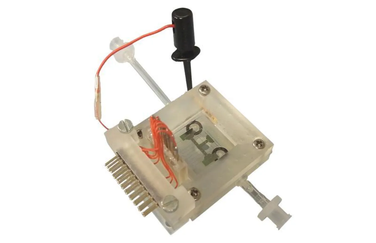 Halterung mit EWOD-Chip und Anschlüssen für die Ansteuerung. (© Fraunhofer FIT)