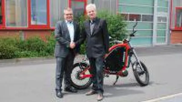 Bild: eMobility-Innovation: Hennigsdorfer Bürgermeister Thomas Günther fährt elektrisch und grün