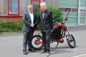 Bild: eMobility-Innovation: Hennigsdorfer Bürgermeister Thomas Günther fährt elektrisch und grün
