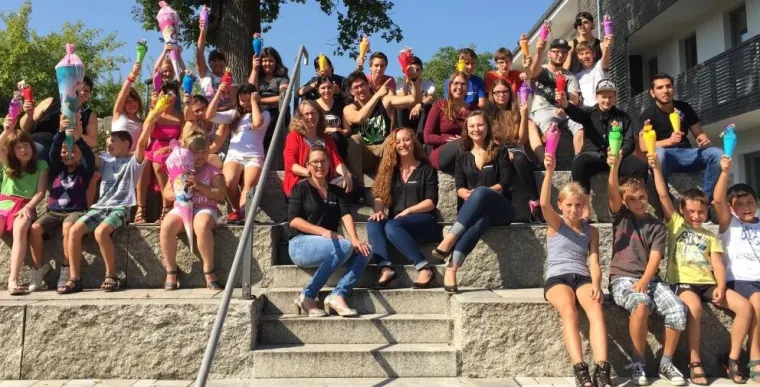 Weidener Marketingagentur „artViper“ spendet 73 Schultüten für das Kinderheim St. Elisabeth Bild: Weidener Marketingagentur „artViper“ spendet 73 Schultüten für das Kinderheim St. Elisabeth