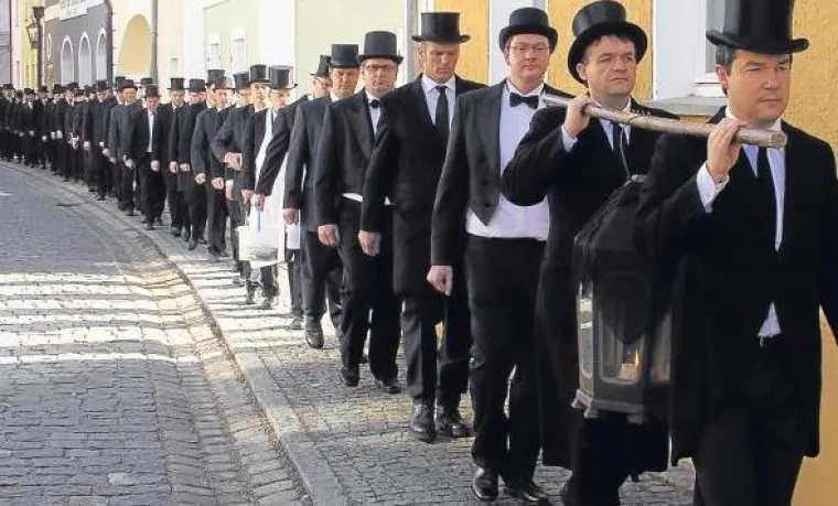 Bild: Faschingszug versus Fischzug