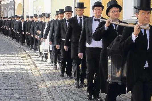 Bild: Faschingszug versus Fischzug