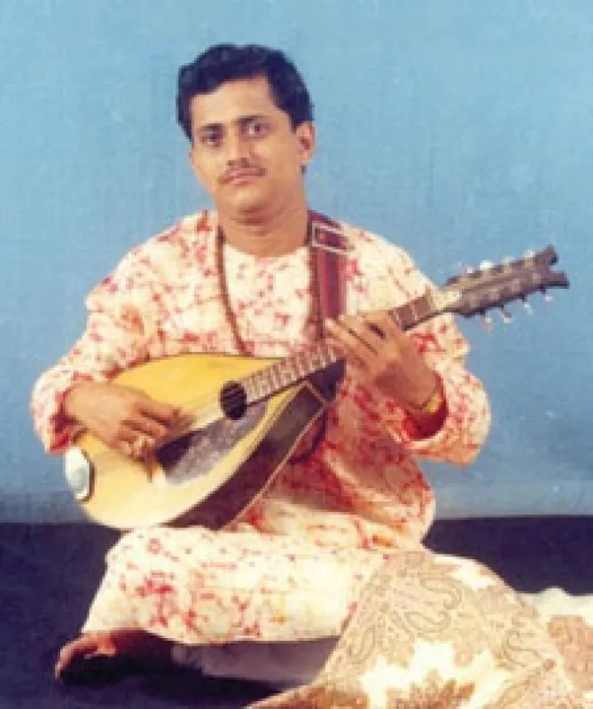 Snehasish Mozumder (Mandoline) zählt zu den wenigen Profi-Musikern, die dieses in der Raga-Musik seltene Instrument meisterlich beherrschen.