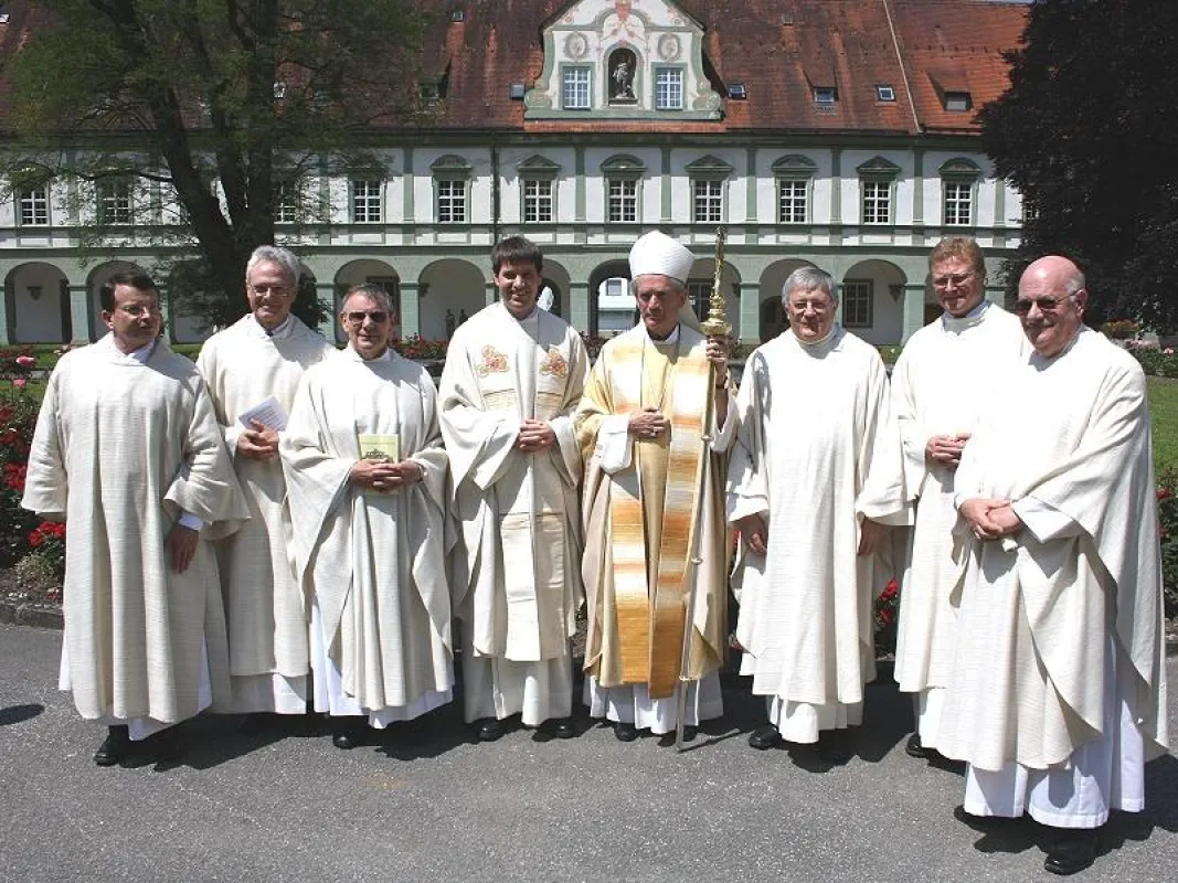 Neupriester Pater Johannes Kaufmann SDB (4.v.l.), Bischof Dr. Adrianus van Luyn SDB (5.v.l.)
