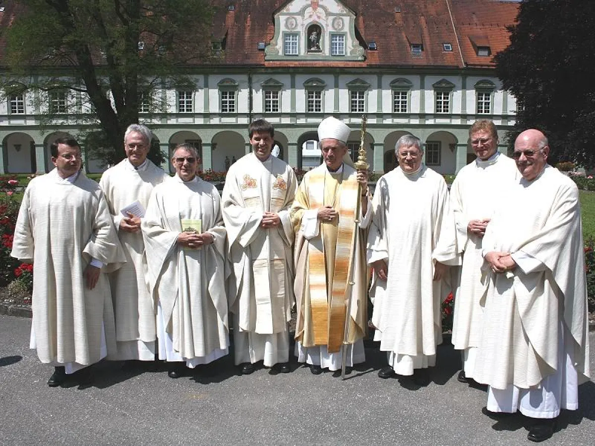 Neupriester Pater Johannes Kaufmann SDB (4.v.l.), Bischof Dr. Adrianus van Luyn SDB (5.v.l.)
