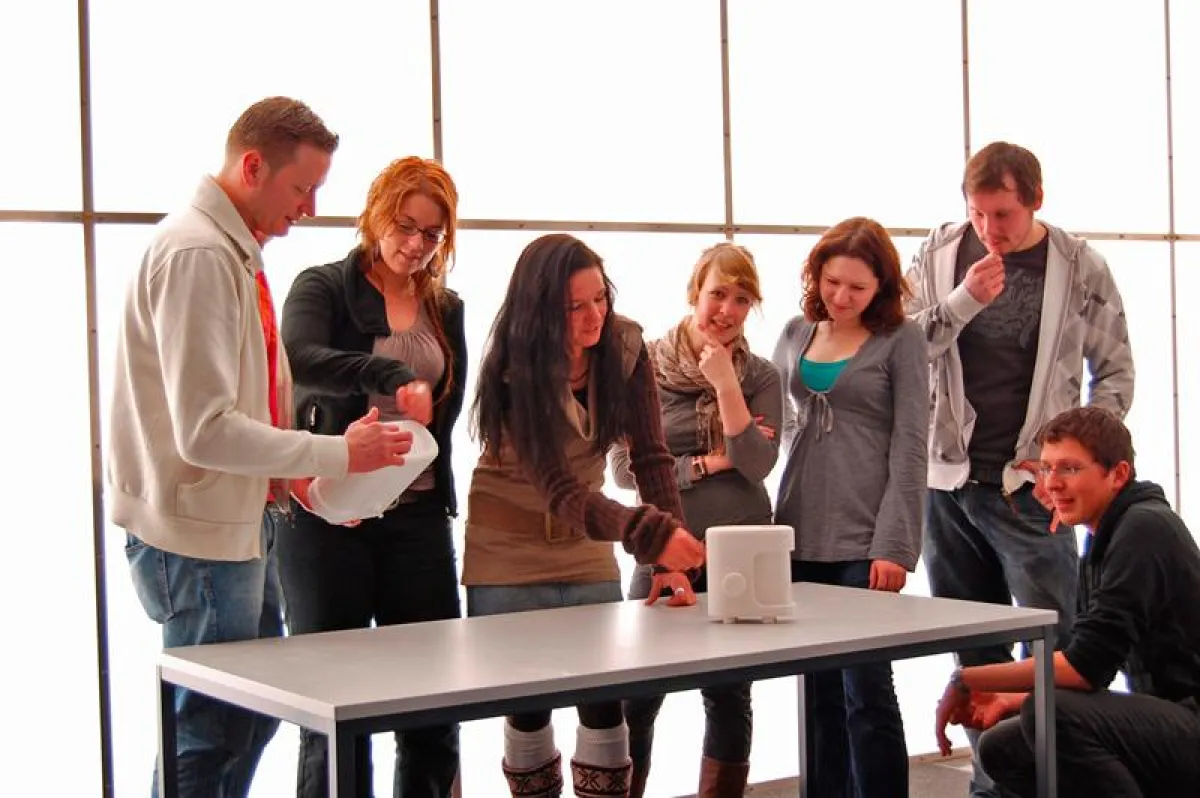 Studierende der FH Osnabrück bei der Vorstellung von Musterstücken