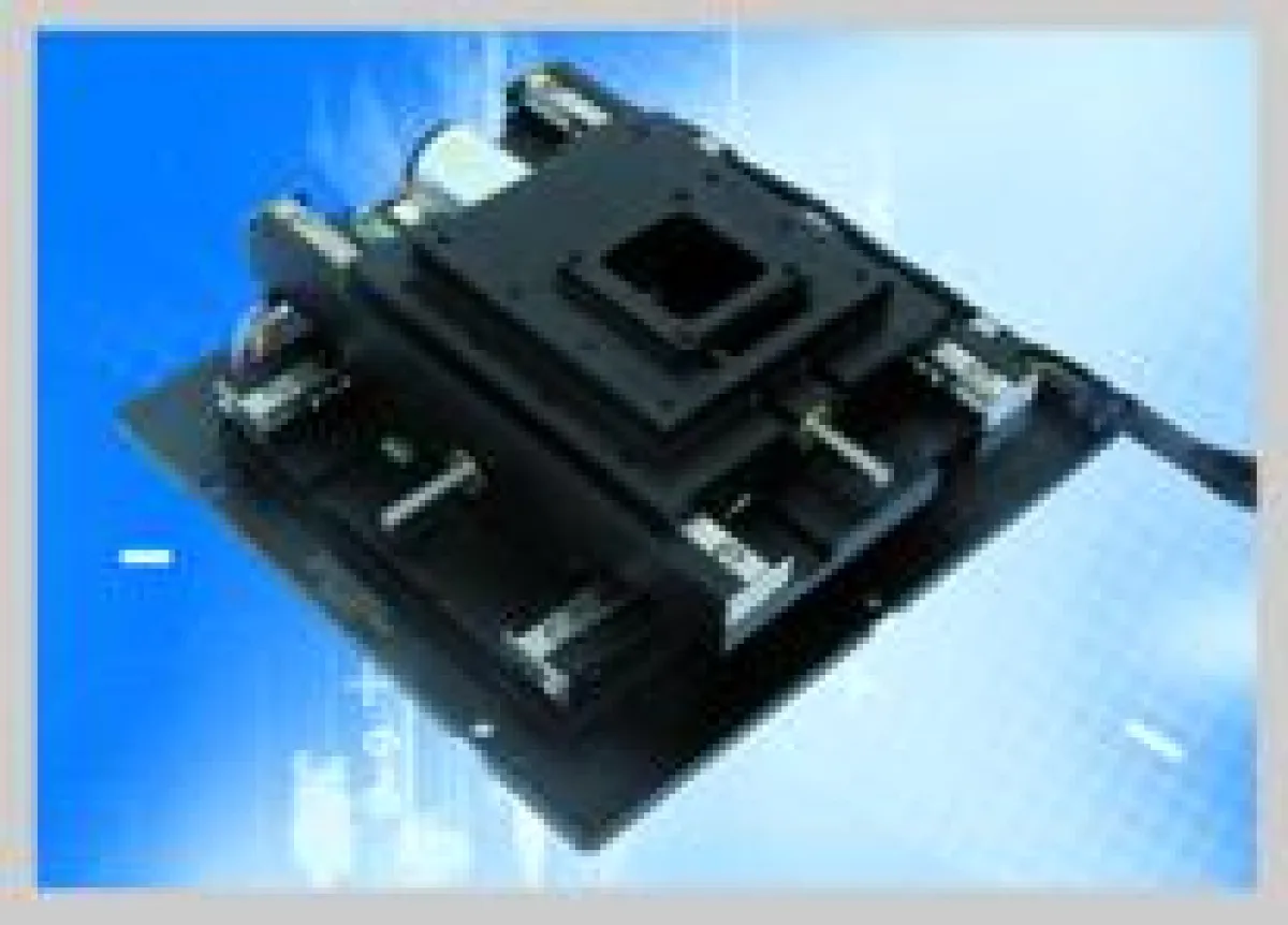 Integriert in einen Messaufbau, z.B. in einem Weißlichtinterferometer,  fährt der M-900KOPS präzise XY-Scans mit hoher Geschwindigkeit. Hier wurde eine Probenhalterung von 30 x 30 mm realisiert.