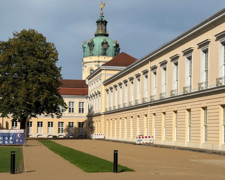 Bild: Wassergebundene Wegedecke: Naturstein-Deckschicht PLAZADUR im Schlossgarten Charlottenburg